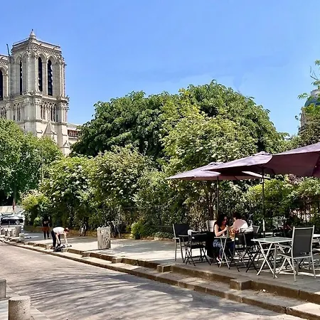 A Balcony On Notre Dame Apartment