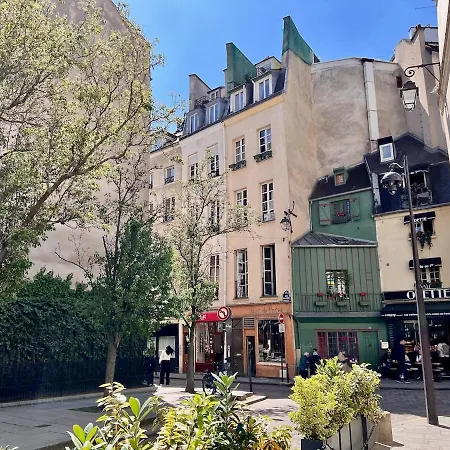 A Balcony On Notre Dame Apartment *