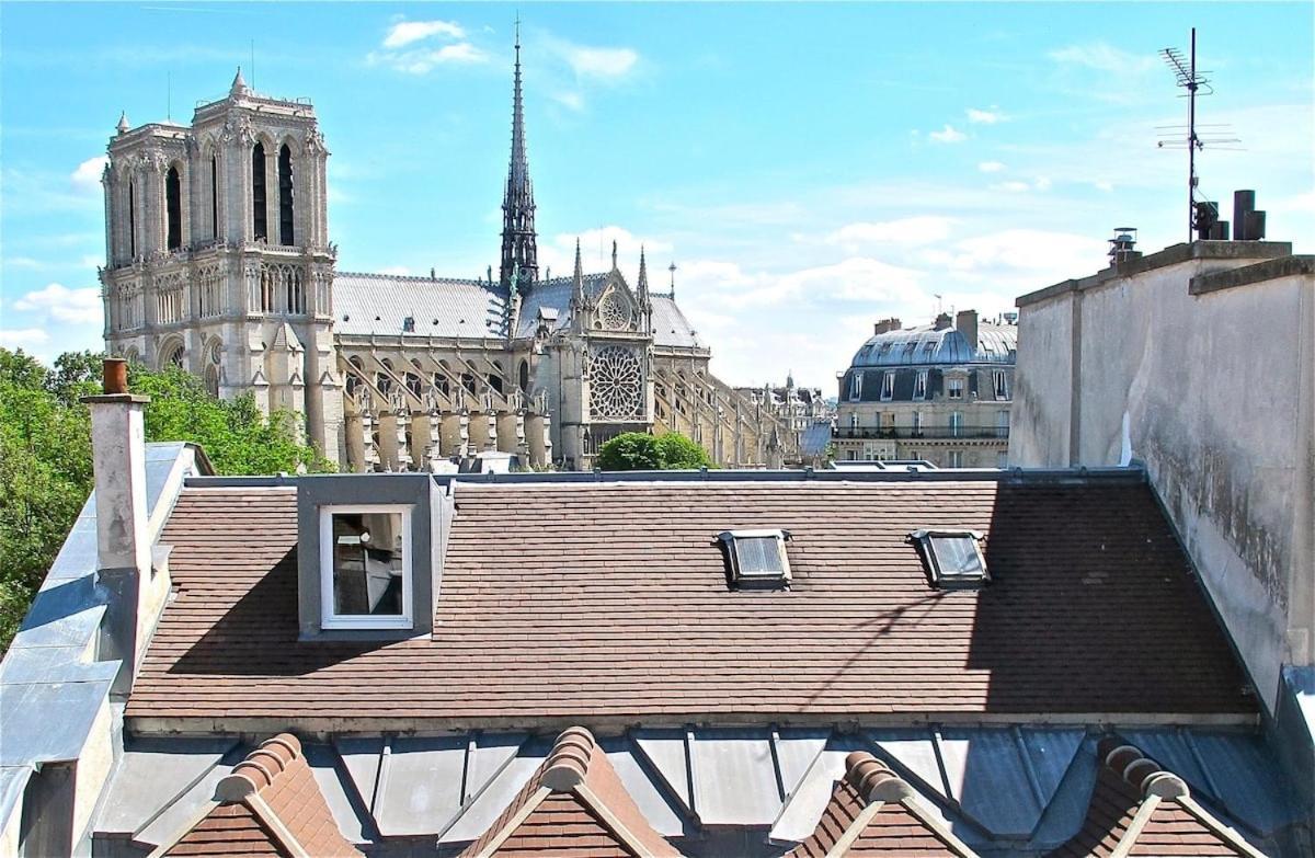 A Balcony On Notre Dame Parigi