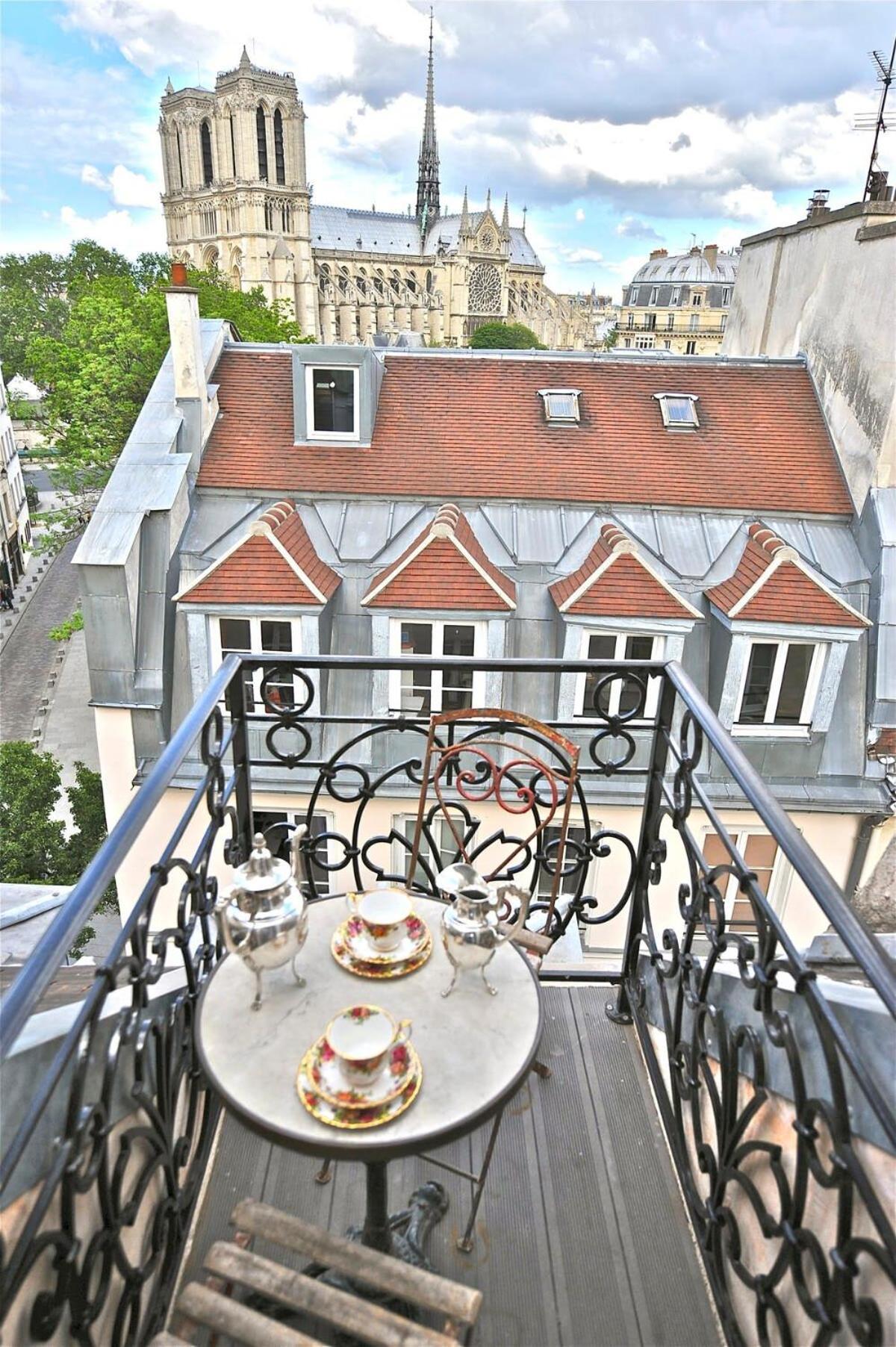 A Balcony On Notre Dame Appartamento