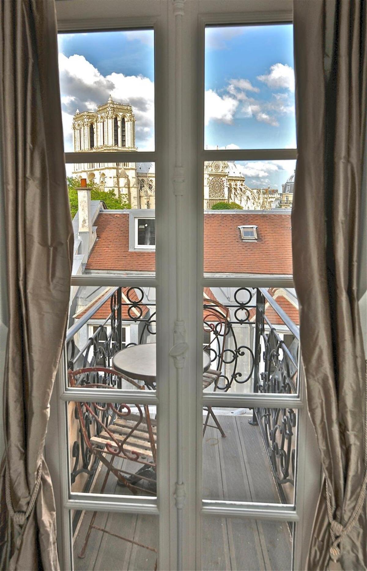 Appartamento A Balcony On Notre Dame Parigi