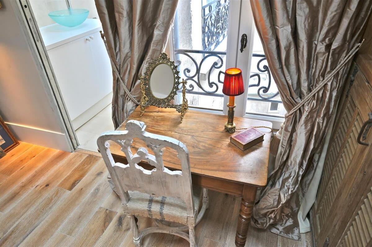 A Balcony On Notre Dame Parigi