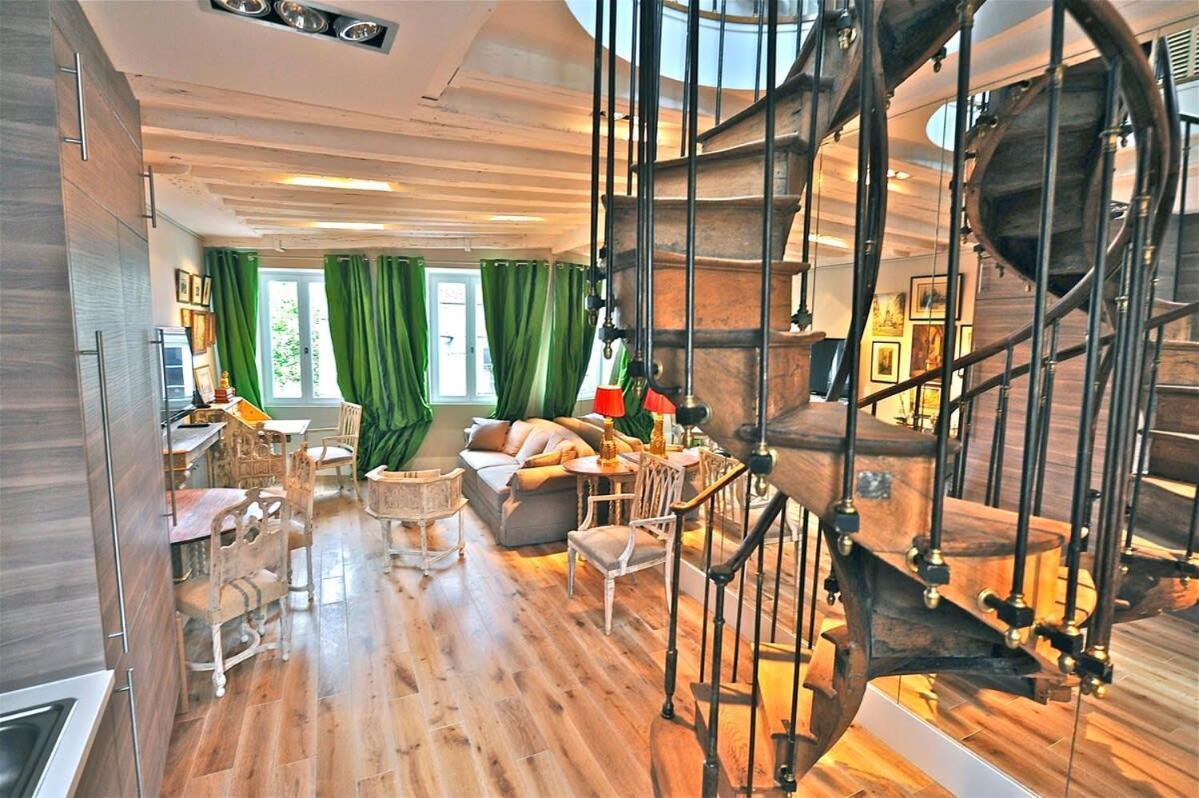 Appartamento A Balcony On Notre Dame Parigi